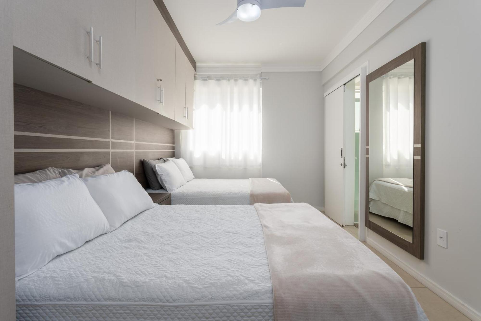 Com Duas Suítes à 50m Da Na Barra Sul Apartamento