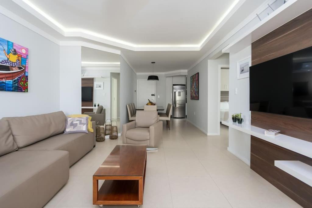 Com Duas Suítes à 50m Da Na Barra Sul Apartamento