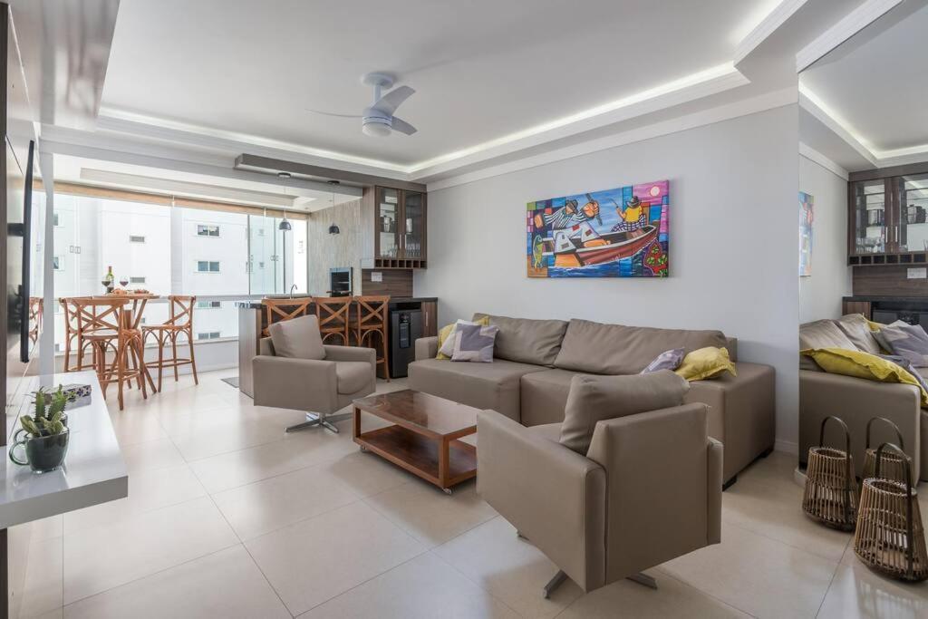 Com Duas Suítes à 50m Da Na Barra Sul Apartamento